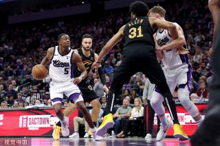 与此相对 与此相对